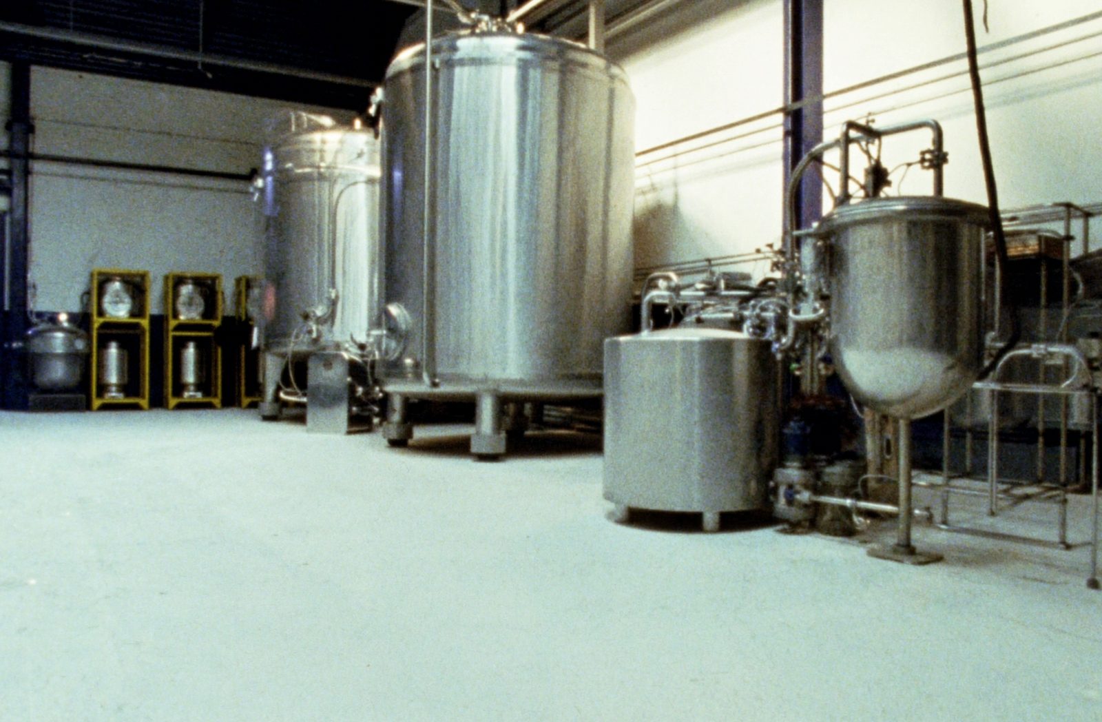 Edelstahl-Fermentertanks in einer Produktionshalle